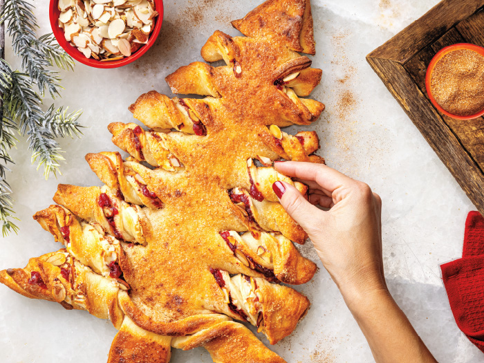 Cranberry-Cinnamon Roll Christmas Tree